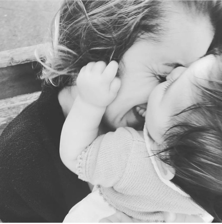 Bebé con su madre, practican lactancia materna en exclusiva.