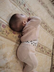 bebe que arquea la espalda