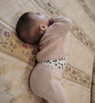 bebe que arquea la espalda