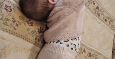 bebe que arquea la espalda